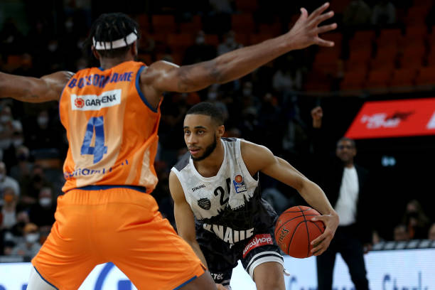 施蒂勒毫不 施蒂勒毫不